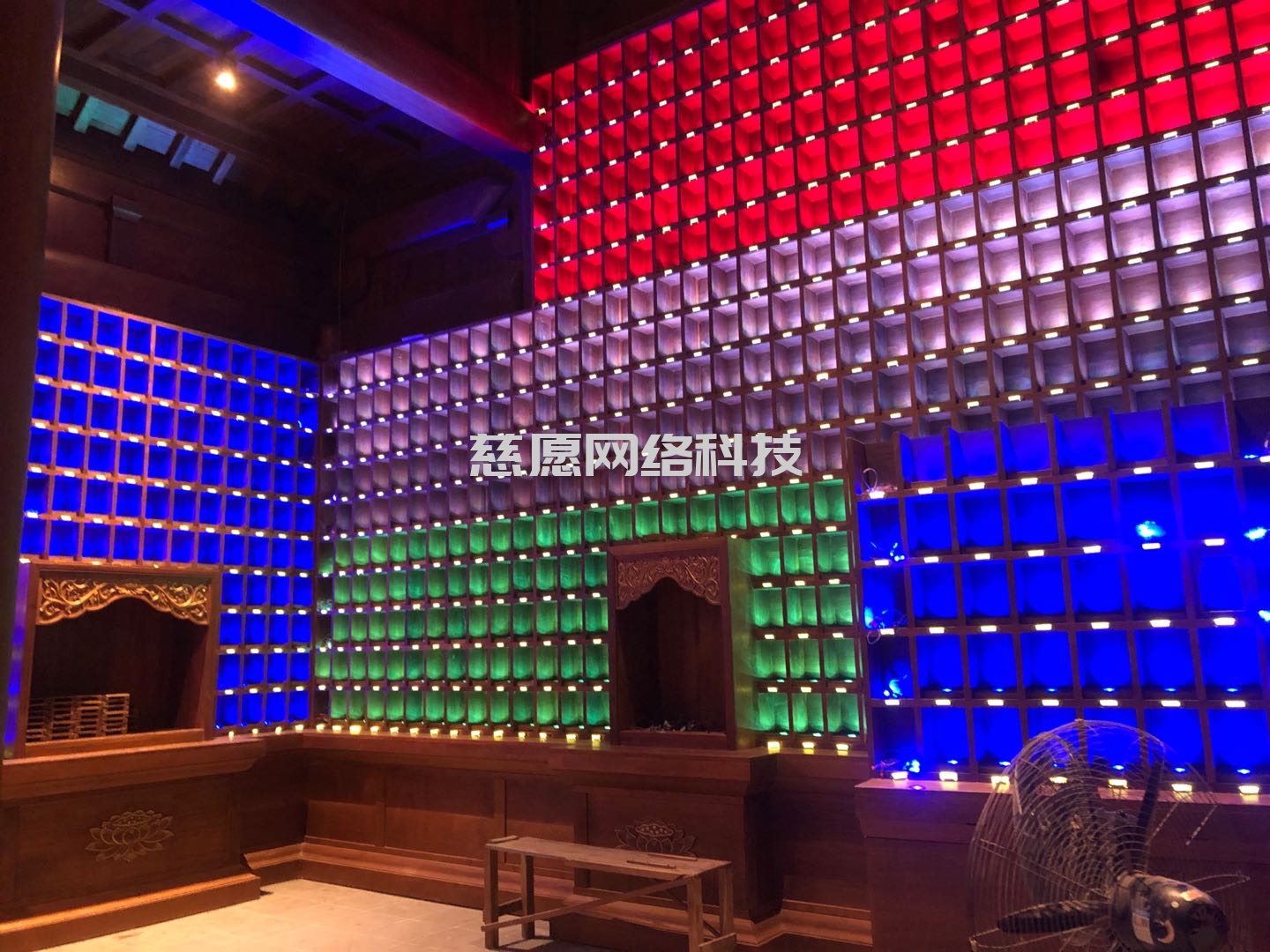 慈愿智能萬佛墻和光明燈為什么要設計成32種可變顏色燈板，3種顏色的公示姓名牌？